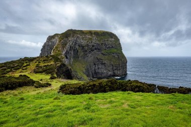 Portekiz 'deki Azores Adaları' ndaki etkileyici kayalık.