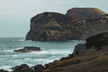 Fayal adası Azores Portekiz 'deki inanılmaz kayalıklar ve okyanus manzarası