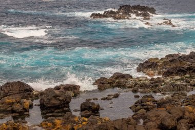 Fayal adası Azores Portekiz 'deki inanılmaz kayalıklar ve okyanus manzarası