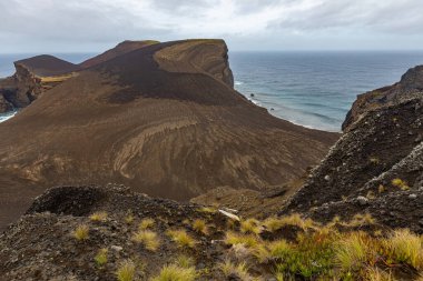 Fayal adası Azores Portekiz 'deki inanılmaz kayalıklar ve okyanus manzarası