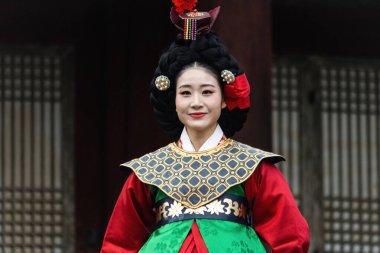 Güney Kore 'deki Gyeongbokgung Sarayı' nda geleneksel Kore kıyafetleri giyen Koreli kadın dansçı.