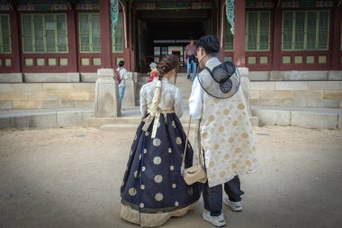 Güney Kore 'deki Gyeongbokgung Sarayı' nda geleneksel Kore kıyafetleri giyen Koreli çift.