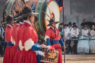 Güney Kore 'deki Gyeongbokgung Sarayı' nda nöbetçi değişimi.