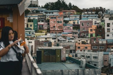 Güney Kore, Busan 'daki Gamcheon Kültür Köyü' nde fotoğraf çeken Koreli genç bir kadın.