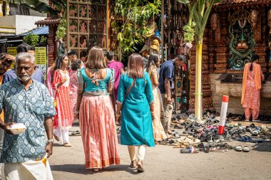 Hindu halkı tapınakta Kuala Lumpur, Malezya 'da Diwali kutlaması için dua ediyor.