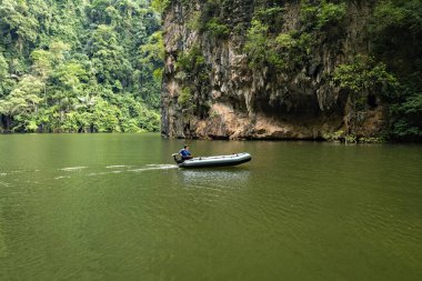 Malezya 'nın Perak ilinde kireçtaşı dağları manzaralı Aynalı göl