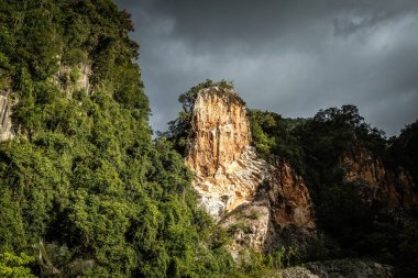 Malezya 'nın Perak ilindeki kireçtaşı dağları manzarası