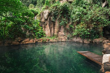 Perak bölgesindeki Doğal Kaplıcalar Havuzu Malezya