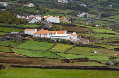 Portekiz hava sahasında çalışan Azores adalarındaki tarım alanları.