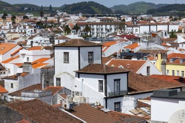 Güneşli bir günde Porta Delgada 'nın eski eski evlerinin havadan görünüşü Azores Sao Miguel Portugal