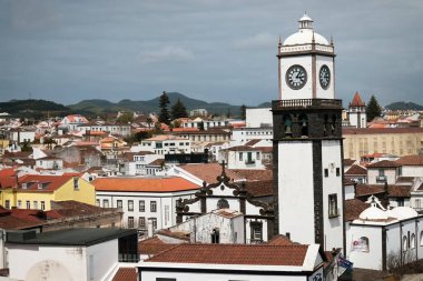 Güneşli bir günde Porta Delgada 'nın eski eski evlerinin havadan görünüşü Azores Sao Miguel Portugal