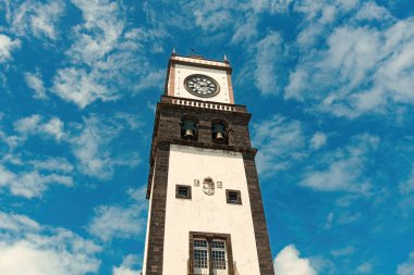 Portekiz stili saat kulesi Ponta Delgada Portekiz 'de mavi gökyüzüne karşı