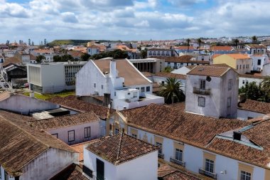 Güneşli bir günde Porta Delgada 'nın eski eski evlerinin havadan görünüşü Azores Sao Miguel Portugal