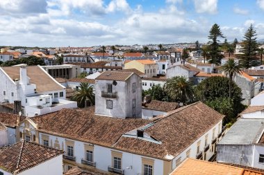 Güneşli bir günde Porta Delgada 'nın eski eski evlerinin havadan görünüşü Azores Sao Miguel Portugal
