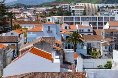 Güneşli bir günde Porta Delgada 'nın eski eski evlerinin havadan görünüşü Azores Sao Miguel Portugal