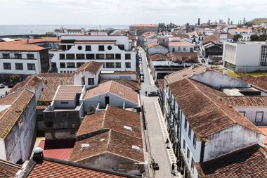 Güneşli bir günde Porta Delgada 'nın eski eski evlerinin havadan görünüşü Azores Sao Miguel Portugal