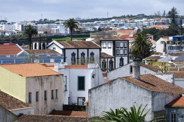 Güneşli bir günde Porta Delgada 'nın eski eski evlerinin havadan görünüşü Azores Sao Miguel Portugal