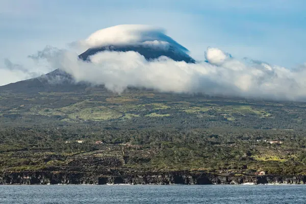 Pico adası Azores Portekiz 'in görkemli Pico Volkan yamaçları manzarası