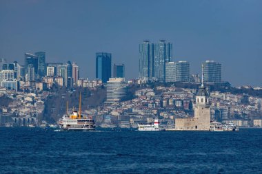 İstanbul 'un feribot, liman ve siluetinden İstanbul' un Asya tarafına bakış