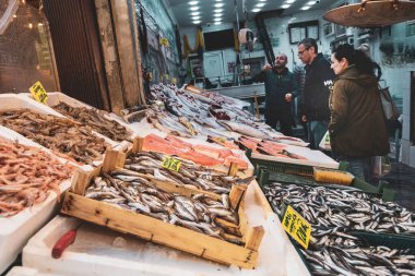 İstanbul 'un tarihi Asya parkında geleneksel balık pazarı
