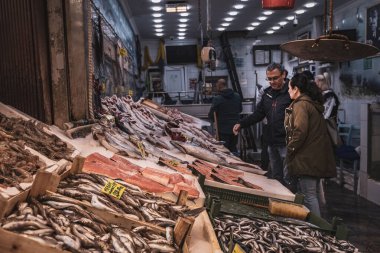İstanbul 'un tarihi Asya parkında geleneksel balık pazarı