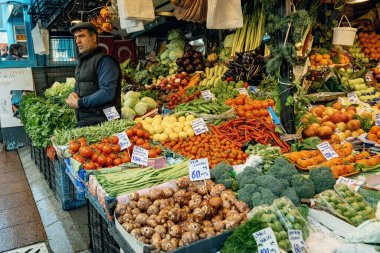 İstanbul 'un tarihi bölgesinde geleneksel meyve ve sebze pazarı