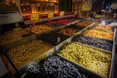 Geleneksel İstanbul pazarında büyük zeytin çeşitliliği