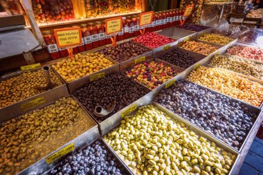 Geleneksel İstanbul pazarında büyük zeytin çeşitliliği