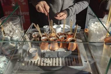 İstanbul caddesinde Türk kahvesi hazırlayan adam