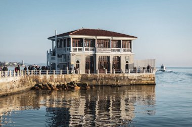 Moda Rıhtımı veya Moda İskelesi, İstanbul 'daki Türkiye feribotunu bekleyen insanlarla birlikte.