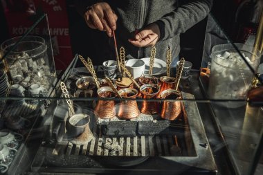 İstanbul caddesinde Türk kahvesi hazırlayan adam