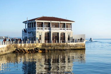 Moda Rıhtımı veya Moda İskelesi, İstanbul 'daki Türkiye feribotunu bekleyen insanlarla birlikte.