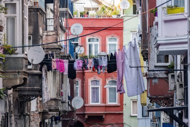 İstanbul 'un Beyoğlu' ndaki evlerin arasında eski evler ve çamaşırlar asılı