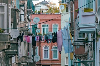 İstanbul 'un Beyoğlu' ndaki evlerin arasında eski evler ve çamaşırlar asılı