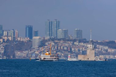 İstanbul 'un feribot, liman ve siluetinden İstanbul' un Asya tarafına bakış