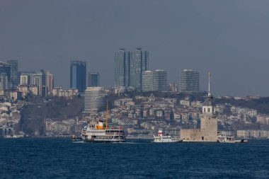 İstanbul 'un feribot, liman ve siluetinden İstanbul' un Asya tarafına bakış