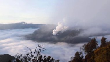 Endonezya 'nın Java Adası' ndaki Bromo yanardağının muhteşem gündoğumu manzarası
