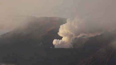 Bromo Volkanı 'ndan yükselen duman, Bromo Dağı püskürmesi Java Adası Endonezya