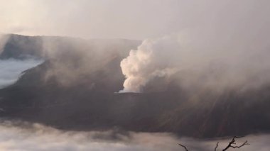 Bromo Volkanı 'ndan yükselen duman, Bromo Dağı püskürmesi Java Adası Endonezya
