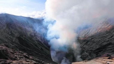 Bromo Volkanı 'ndan yükselen duman, Bromo Dağı püskürmesi Java Adası Endonezya