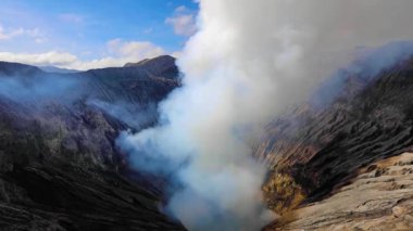 Bromo Volkanı 'ndan yükselen duman, Bromo Dağı püskürmesi Java Adası Endonezya