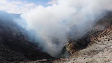 Bromo Volkanı 'ndan yükselen duman, Bromo Dağı püskürmesi Java Adası Endonezya