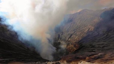 Bromo Volkanı 'ndan yükselen duman, Bromo Dağı püskürmesi Java Adası Endonezya