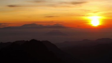 Endonezya 'nın Java Adası' ndaki Bromo yanardağının muhteşem gündoğumu manzarası