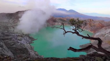 Ijen Krateri 'nin Java Adası' ndaki asit gölüyle nefes kesici manzarası.