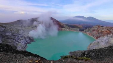 Ijen Krateri 'nin Java Adası' ndaki asit gölüyle nefes kesici manzarası.