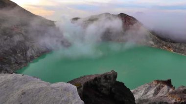 Ijen Krateri 'nin Java Adası' ndaki asit gölüyle nefes kesici manzarası.