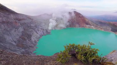 Ijen Krateri 'nin Java Adası' ndaki asit gölüyle nefes kesici manzarası.