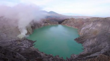 Ijen Krateri 'nin Java Adası' ndaki asit gölüyle nefes kesici manzarası.