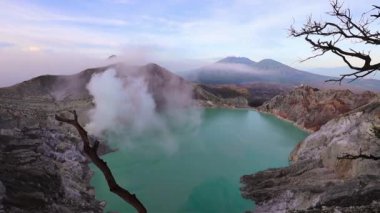 Ijen Krateri 'nin Java Adası' ndaki asit gölüyle nefes kesici manzarası.